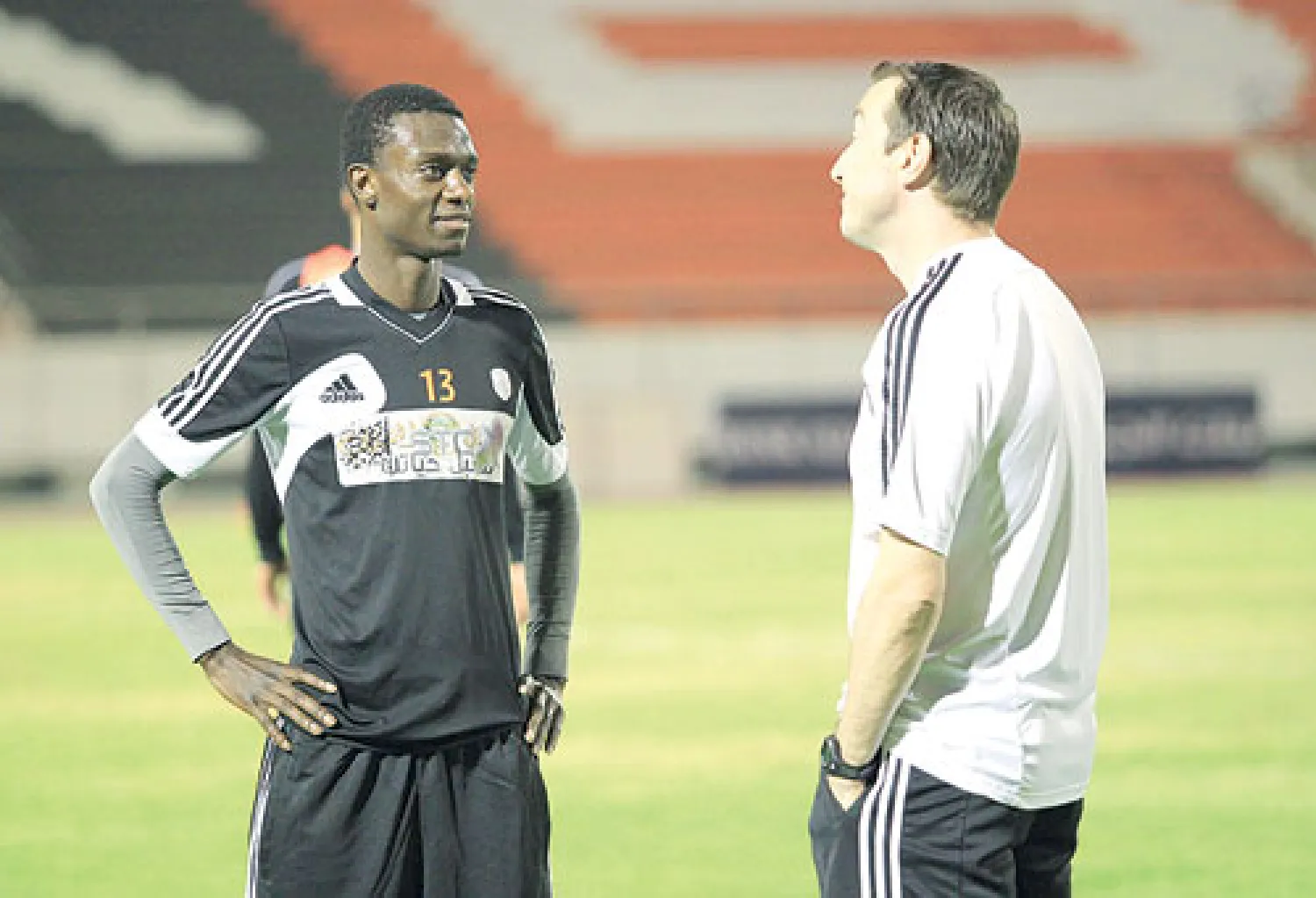 حسن معاذ يتحدث مع أحد مساعدي المدرب خلال تدريبات الشباب الأخيرة