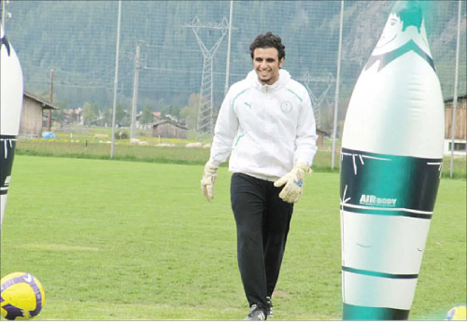 الحارس عبد الله العنزي في معسكر سابق للمنتخب السعودي