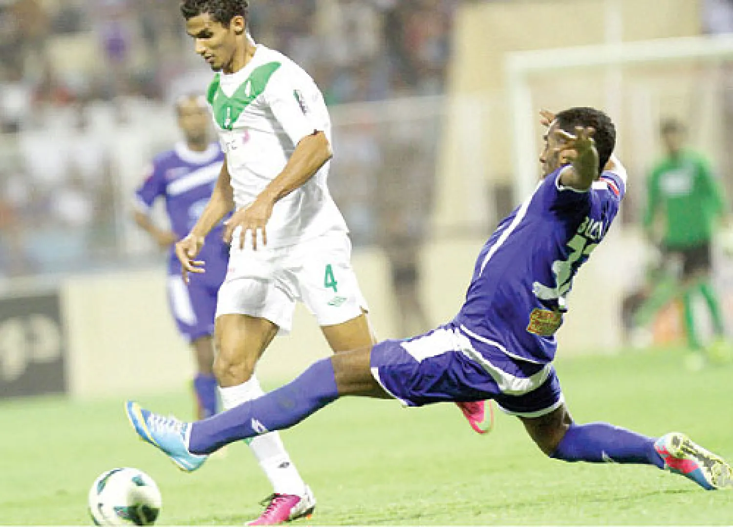 من مباراة سابقة بين الأهلي والفتح في دوري المحترفين السعودي