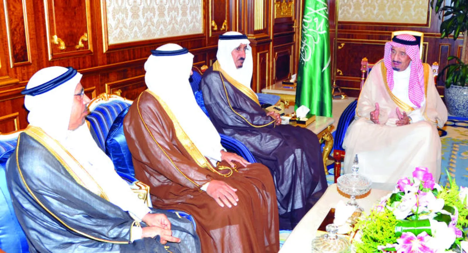 الأمير سلمان بن عبد العزيز خلال استقباله أمين وكبار مسؤولي دارة الملك عبد العزيز أمس (واس)