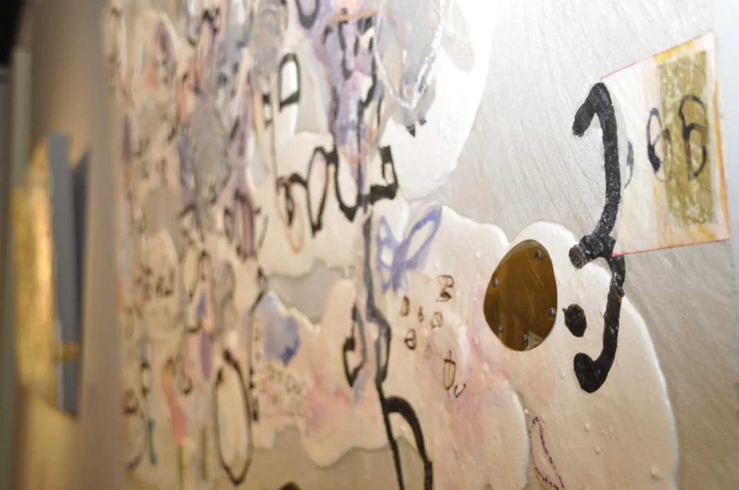 لوحات فنية مصنوعة يدويا من الإسمنت ومزينة بقطع الكروم والنحاس