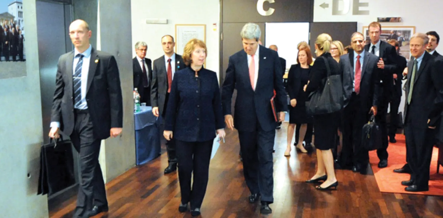 وزير الخارجية الأميركي جون كيري وكاثرين اشتون وزيرة خارجية الاتحاد الاوروبي في طريقهما إلى مقر اجتماعات (دول 5 + 1) في جنيف أمس (أ.ب) 