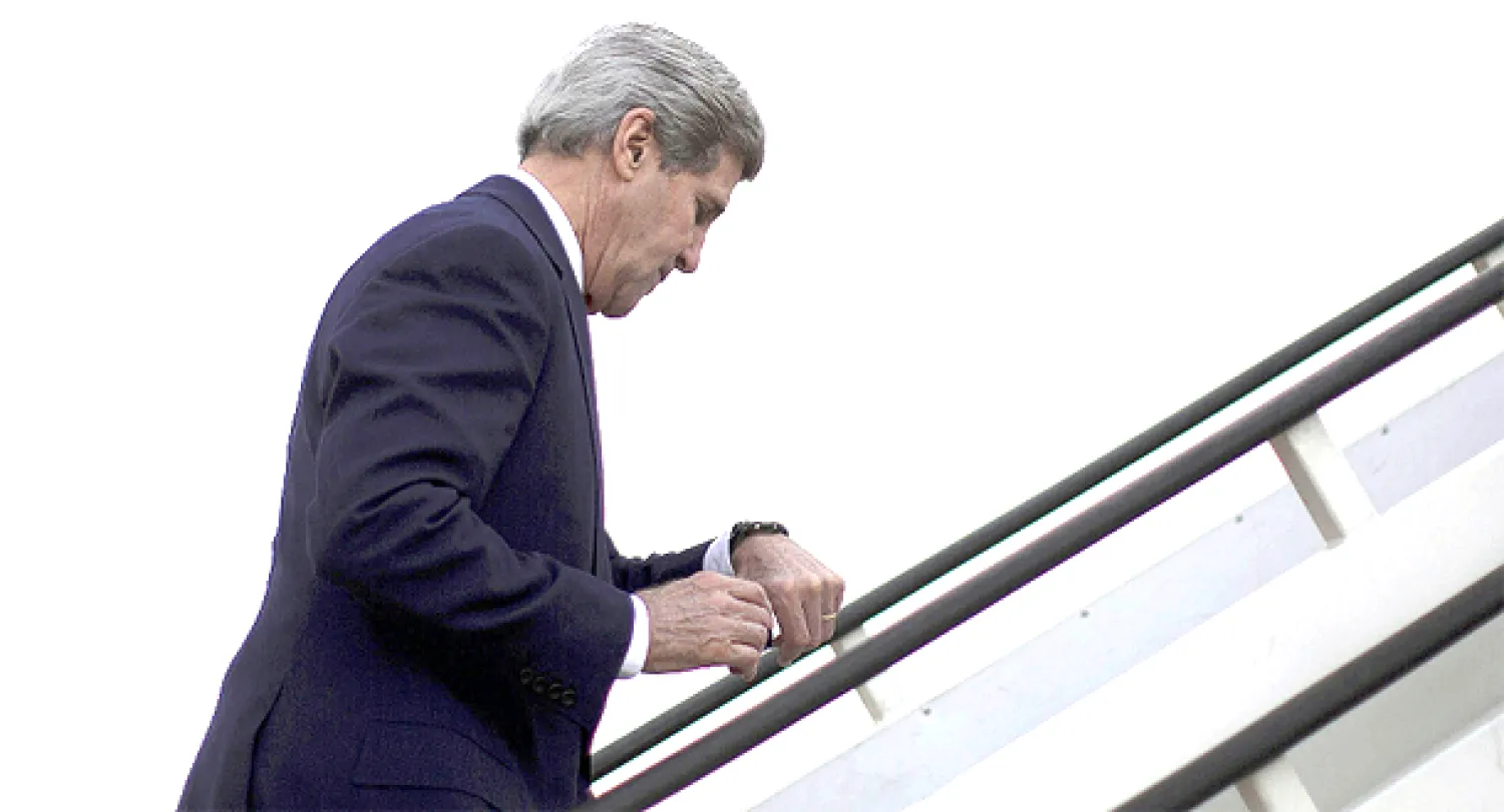 وزير الخارجية الاميركي جون كيرى لدى ركوبه الطائرة