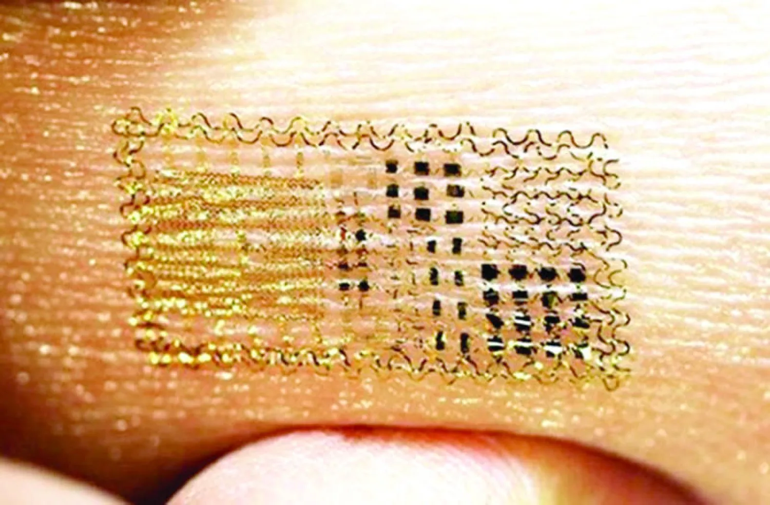 وشم إلكتروني لإجراء اتصالات يحتوي على ميكروفون