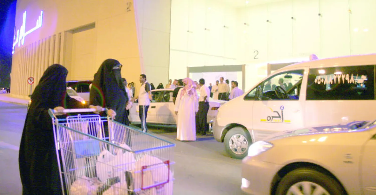 الحملة التصحيحية تعيد ملف سعودة سيارات الأجرة ومحلات الخضار إلى الواجهة