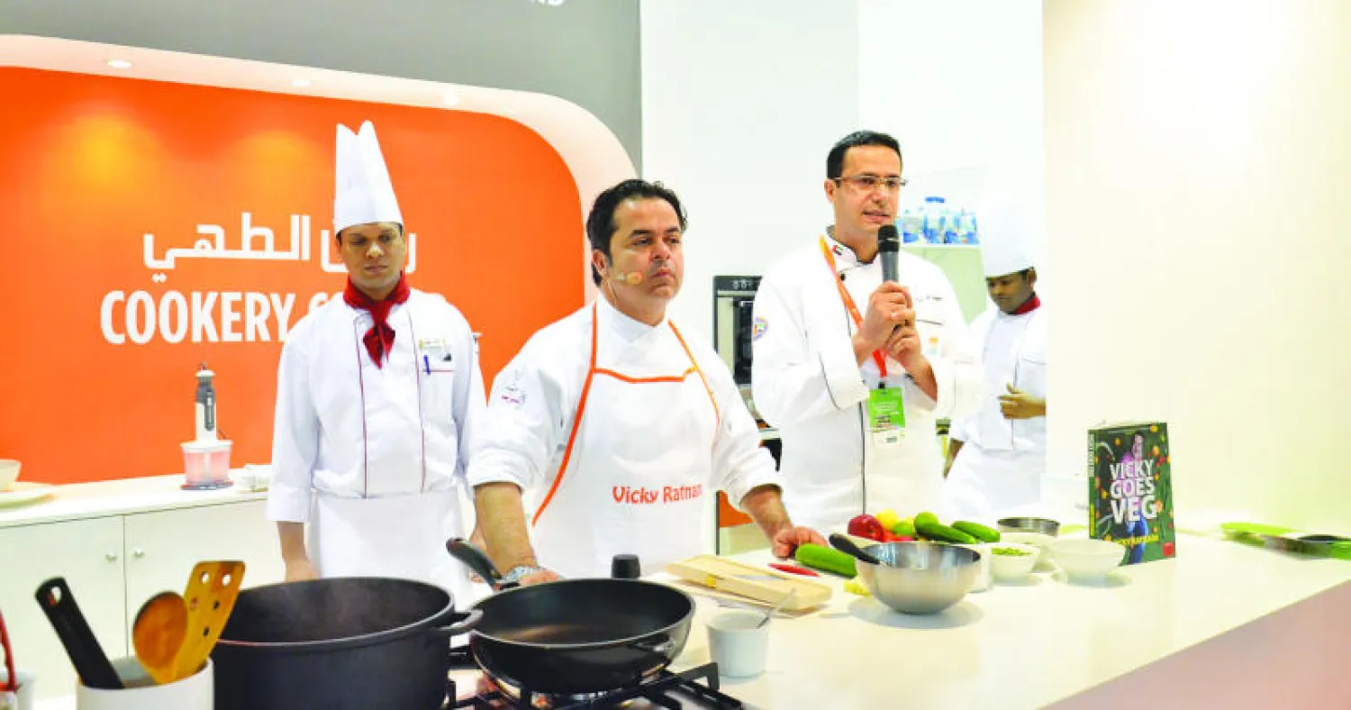 رائحة الطهي تختلط بحبر الكتب في أروقة معرض الشارقة الدولي للكتاب