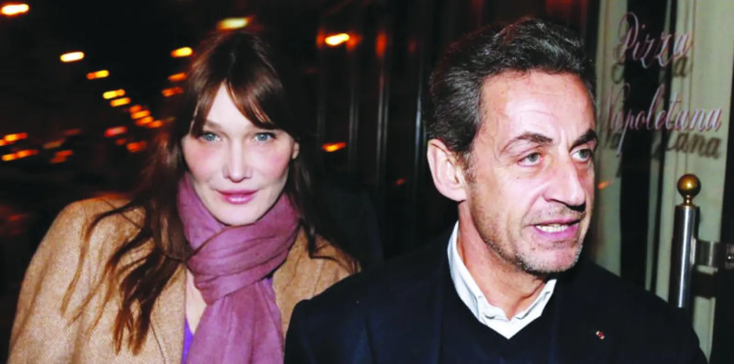 ساركوزي يخطف الأضواء من كارلا ويعود إلى المسرح من خلالها