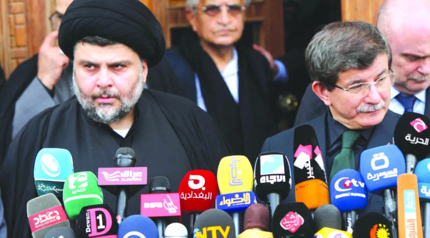 داود أوغلو يبحث مع السيستاني والصدر احتواء التوتر الطائفي في المنطقة