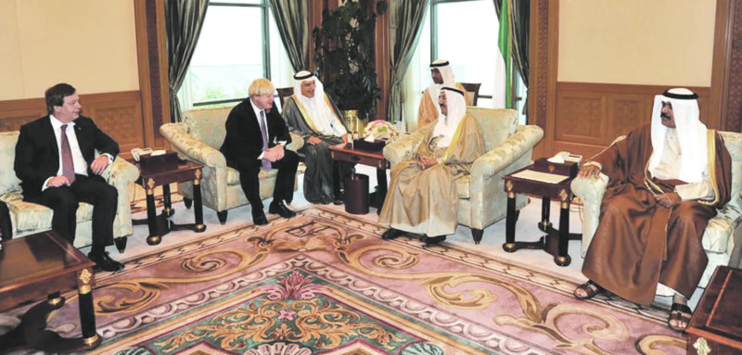أمير الكويت الشيخ صباح خلال استقباله عمدة لندن بوريس جونسون في قصر السيف أمس
