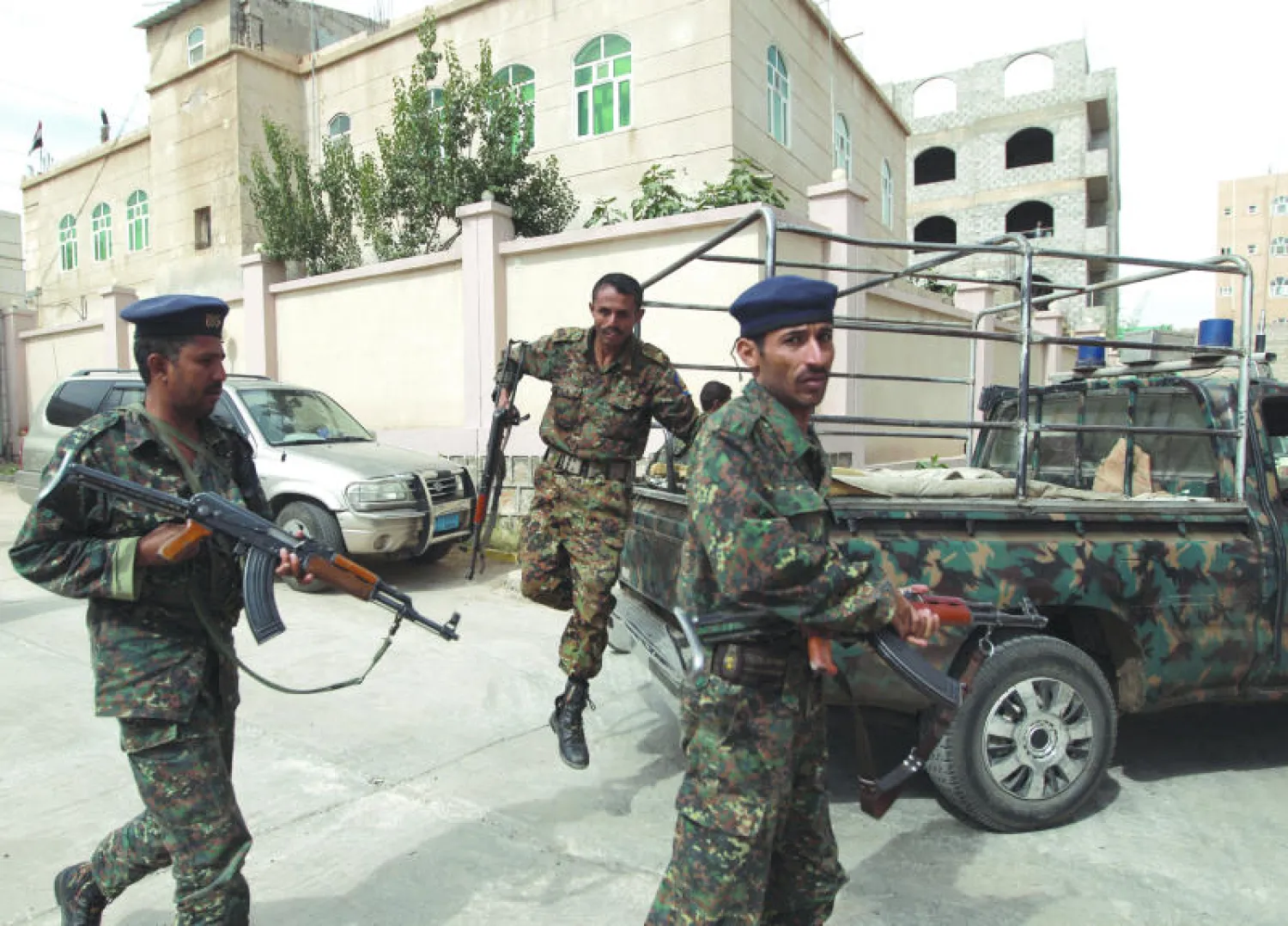 الحوثيون يستخدمون القناصة بدماج.. ونجاة رئيس اللجنة الرئاسية من الاغتيال