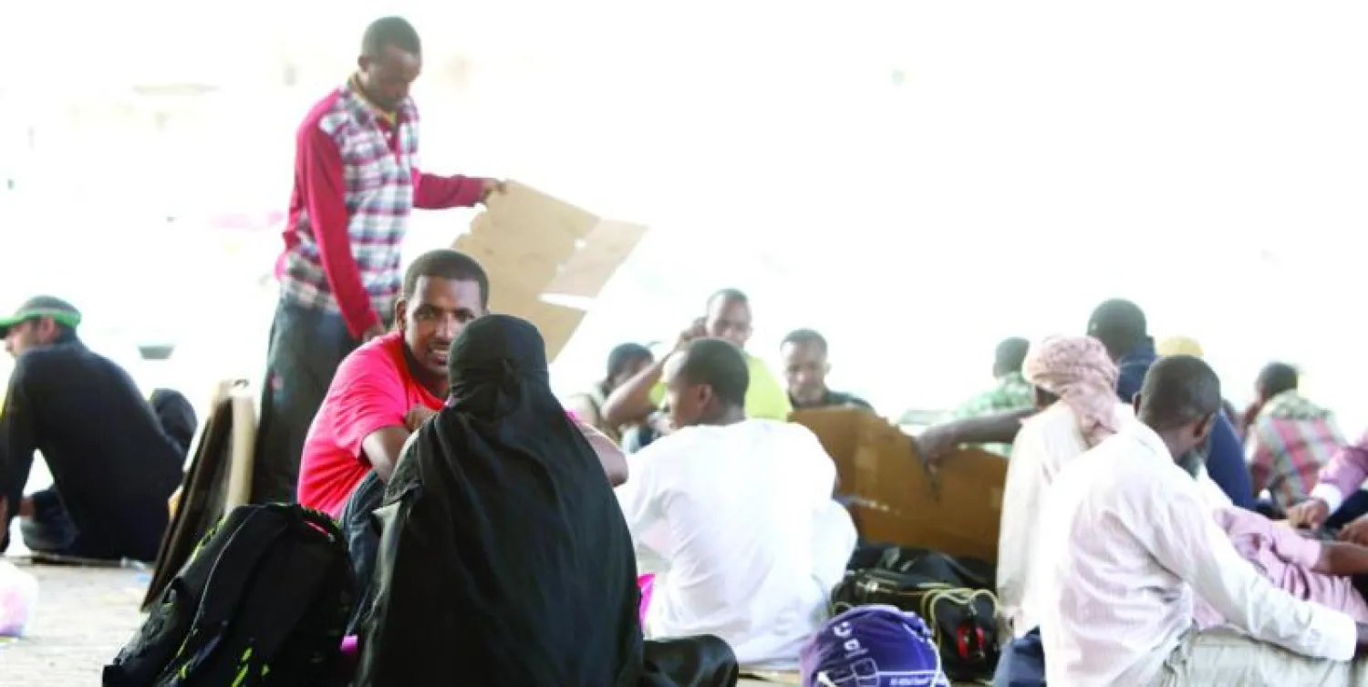 عدد من مخالفي أنظمة الإقامة والعمل تحت كوبري «المنصور» في مكة المكرمة (تصوير: أحمد حشاد)