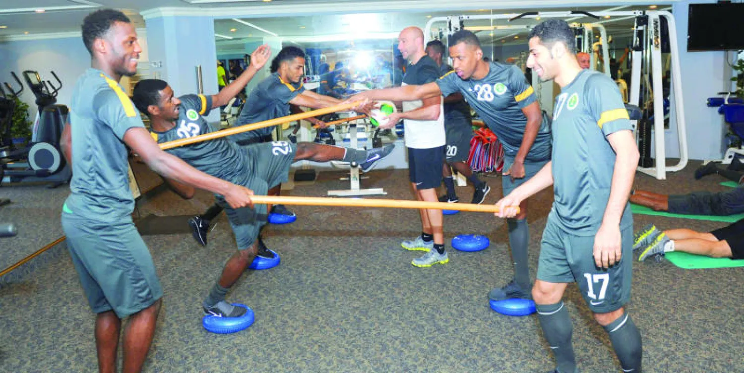 الإسباني لوبيز كارو يريح لاعبي الأخضر بعد ودية «الفتح»