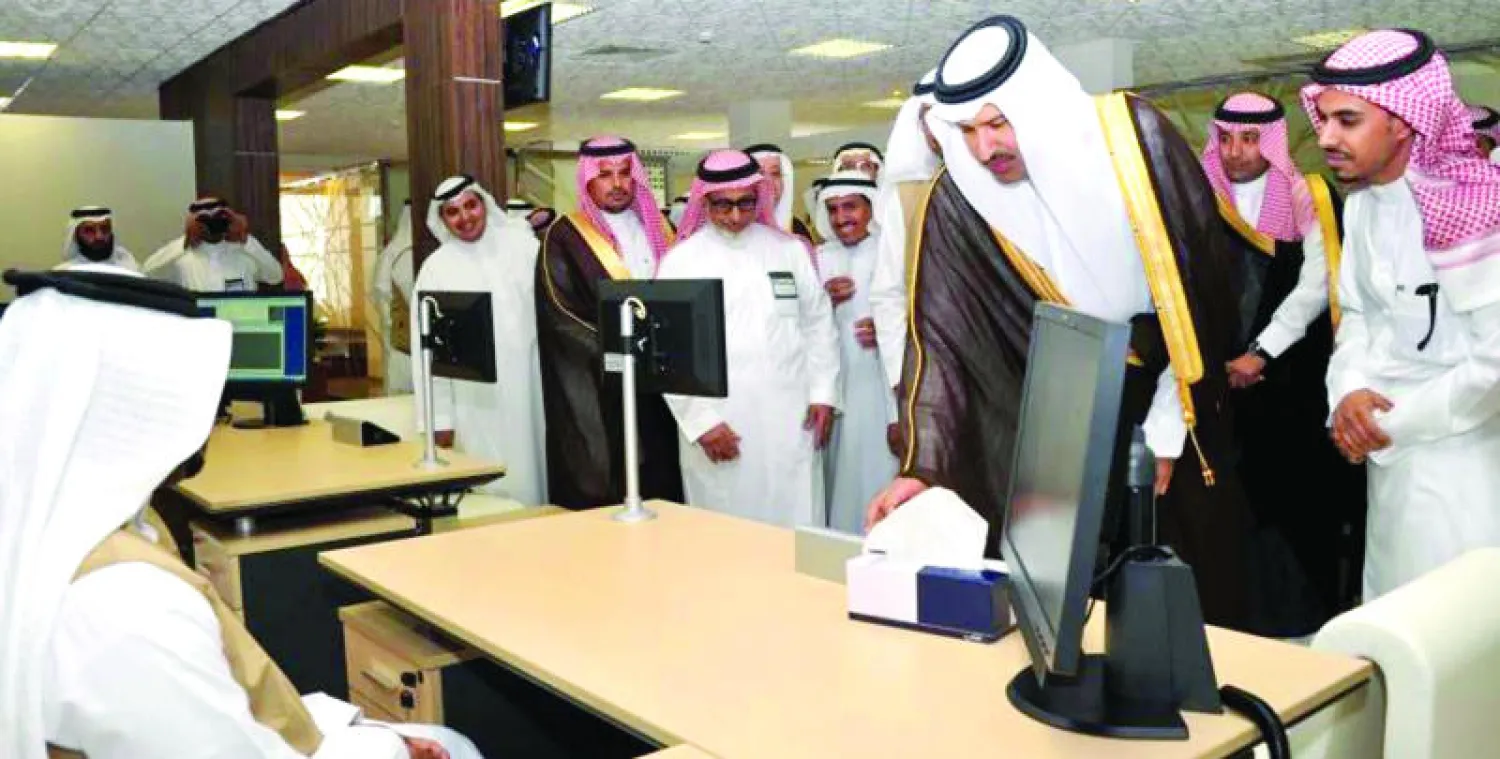 الأمير فيصل بن سلمان يدشن مركز «معاملة» في المدينة المنورة أمس (واس)
