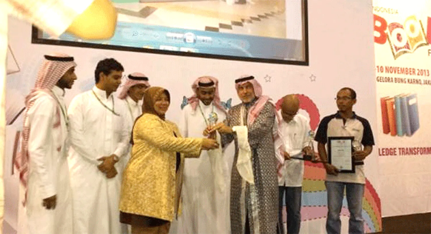 الملحق الثقافي السعودي يتسلم كأس المركز الأول كأفضل جهة مشاركة في معرض الكتاب الدولي بجاكرتا