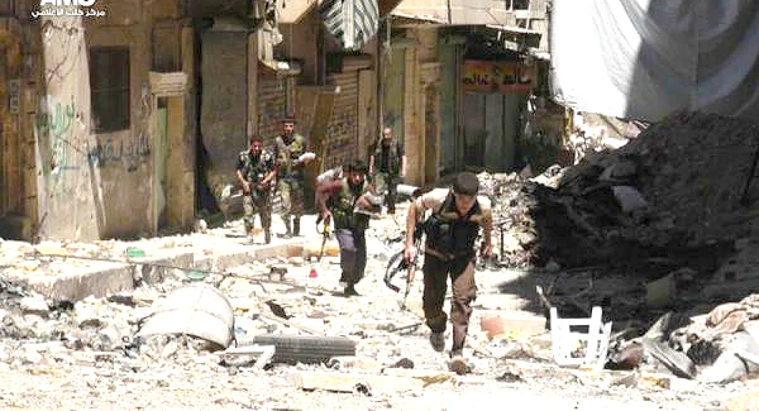 مقاتلو الجيش السوري الحر يحتمون خلال اشتباكات مع القوات الحكومية في حلب (ا. ف. ب)