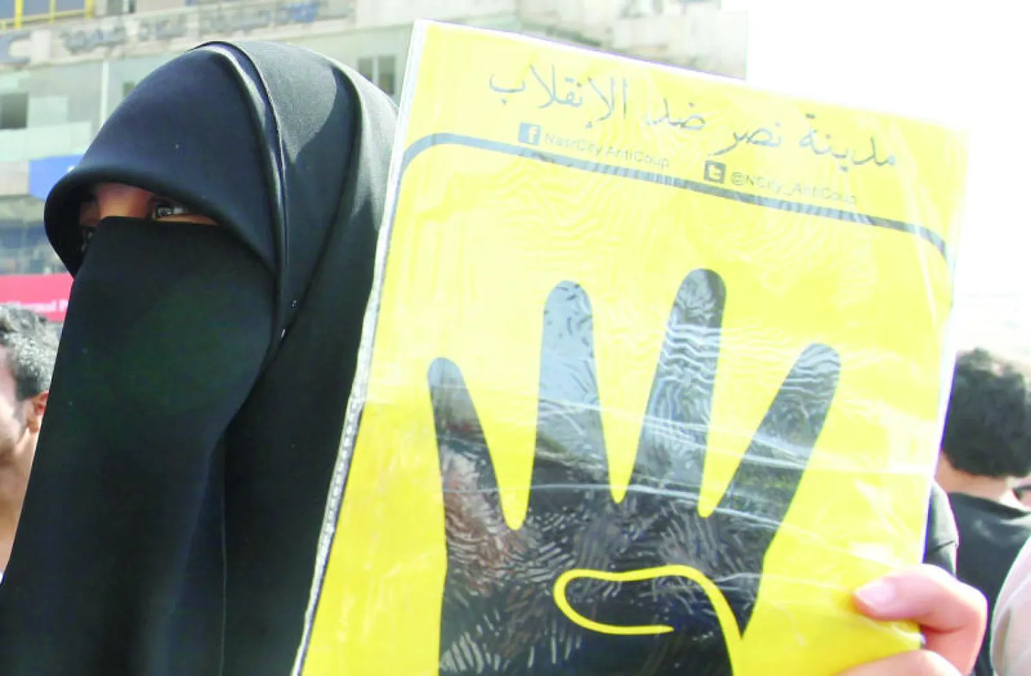 «أصابع رابعة».. أيقونة الجماعة تتحول من الاعتزار إلى الاستفزاز