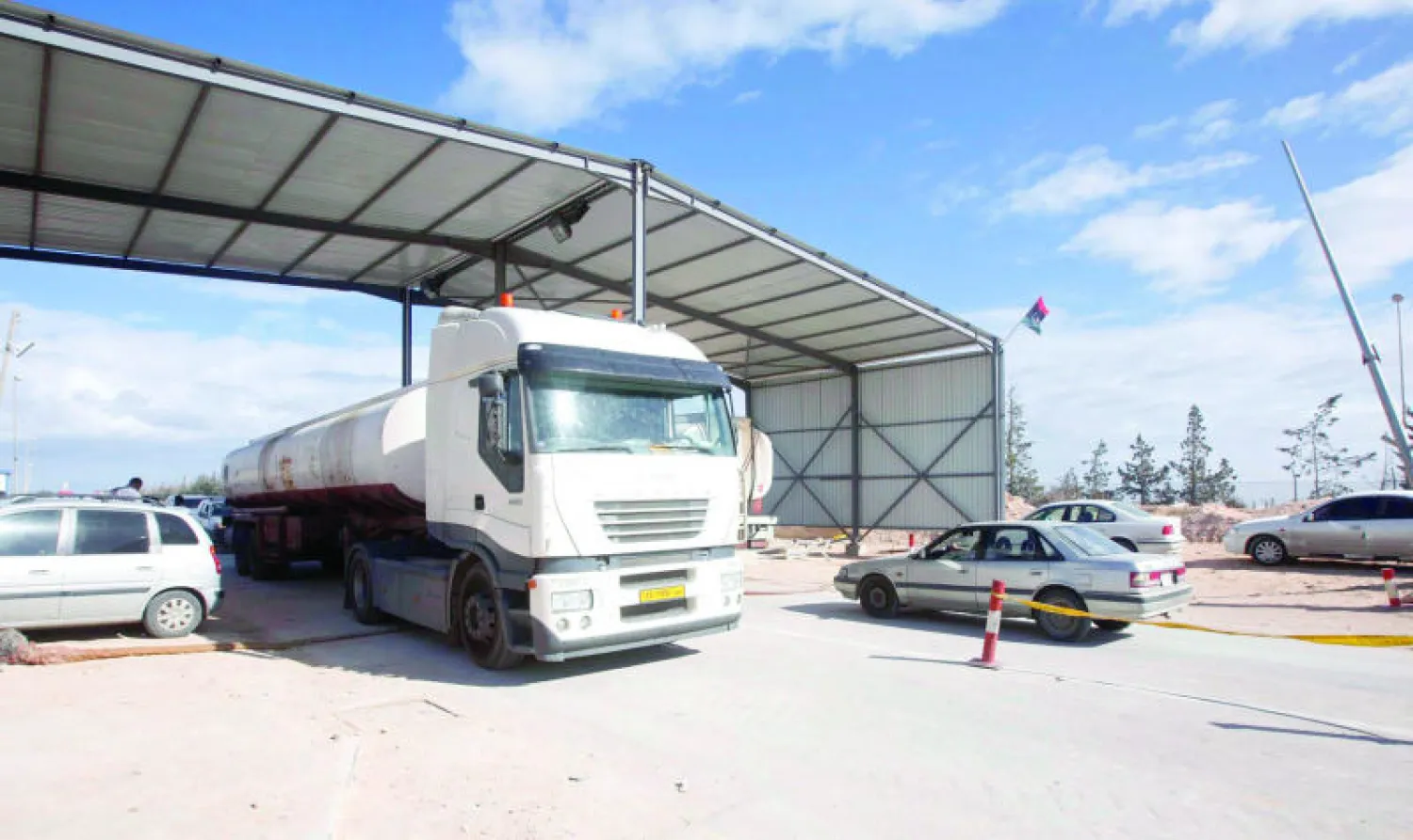 أعلن تجمع أهالي وسكان العاصمة الليبية طرابلس عن تنظيم مظاهرة شعبية أمام مقار التشكيلات المسلحة في المدينة، للمطالبة بإخلائها من مختلف التشكيلات المسلحة غير الشرعية. وأعرب أهالي وسكان العاصمة في بيان بثته وكالة الأنباء المحلية عن استنكارهم لما حدث أخيرا من ترويع للآمنين واستعراض للقوة، خلال الاشتباكات الدامية التي اندلعت بين ميليشيات مسلحة أسفرت عن سقوط عدد من القتلى والجرحى.