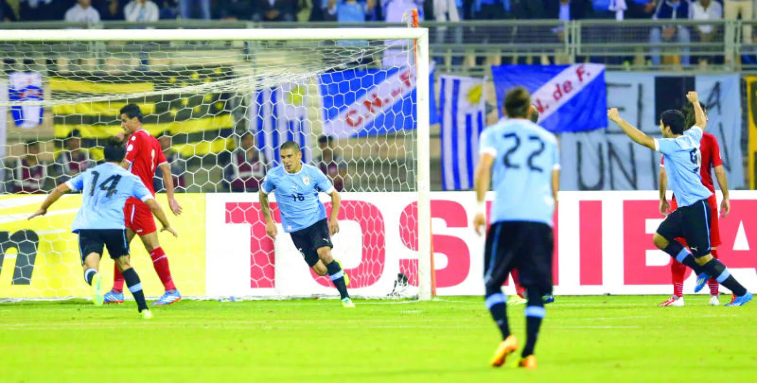 الأوروغواي تسحق الأردن بخماسية وتضع قدما في مونديال البرازيل