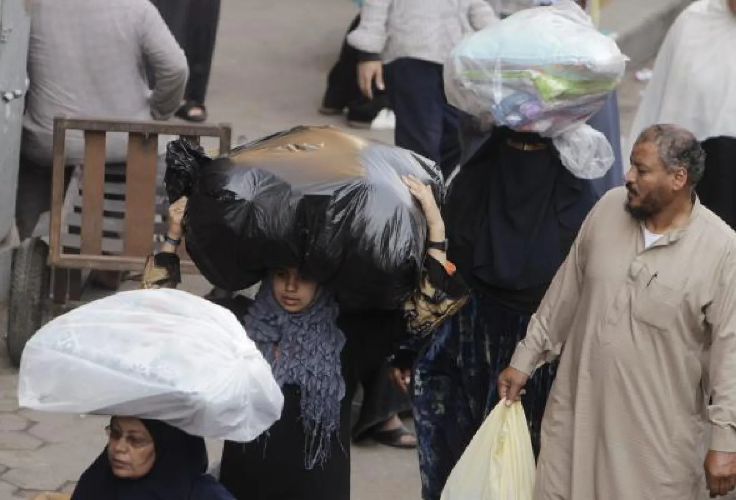 صورة لسوق العتبة في العاصمة المصرية القاهرة حيث تعاني مصر اقتصاديا جراء التوتر السياسي وتراجع السياحة