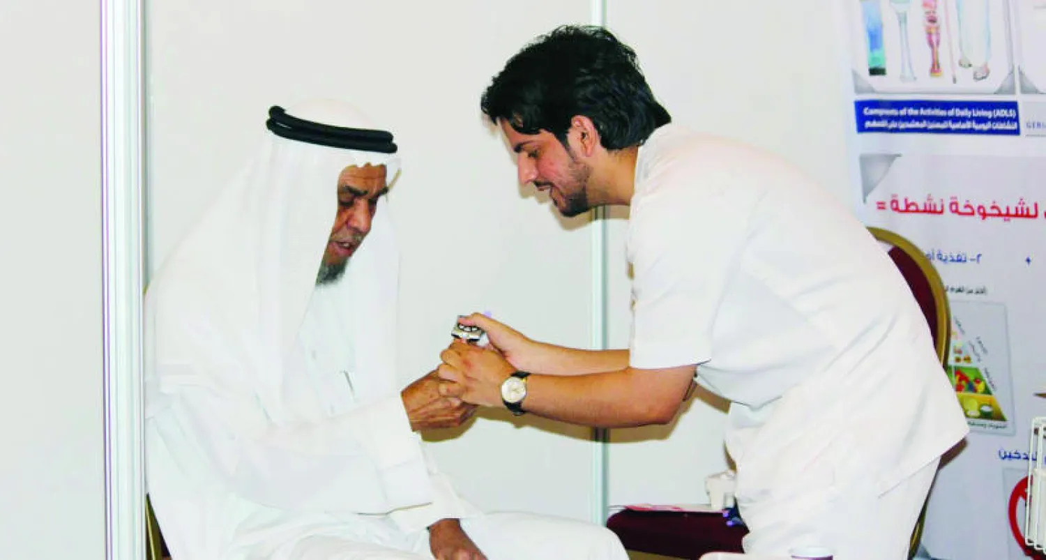 ممرض يفحص نسبة السكر لدى مريض سعودي («الشرق الأوسط»)