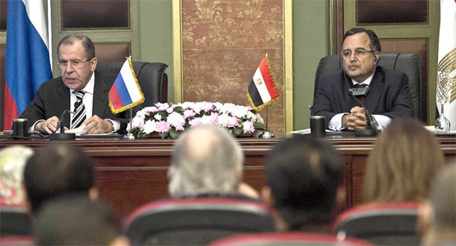 من اليمين وزير الخارجية المصري نبيل فهمي ونظيره الروسي سيرغي لافروف