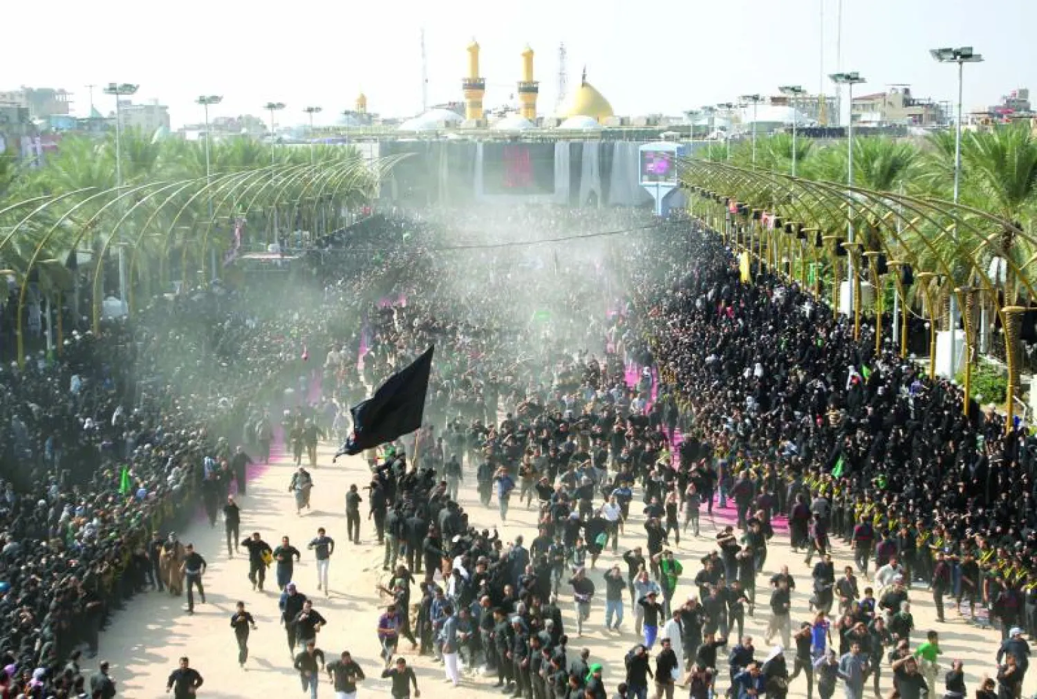 مئات الآلاف من شيعة العراق وخارجه قرب مرقد الإمامين الحسين والعباس في كربلاء يحيون مراسم مقتلهما، أمس (أ.ف.ب)