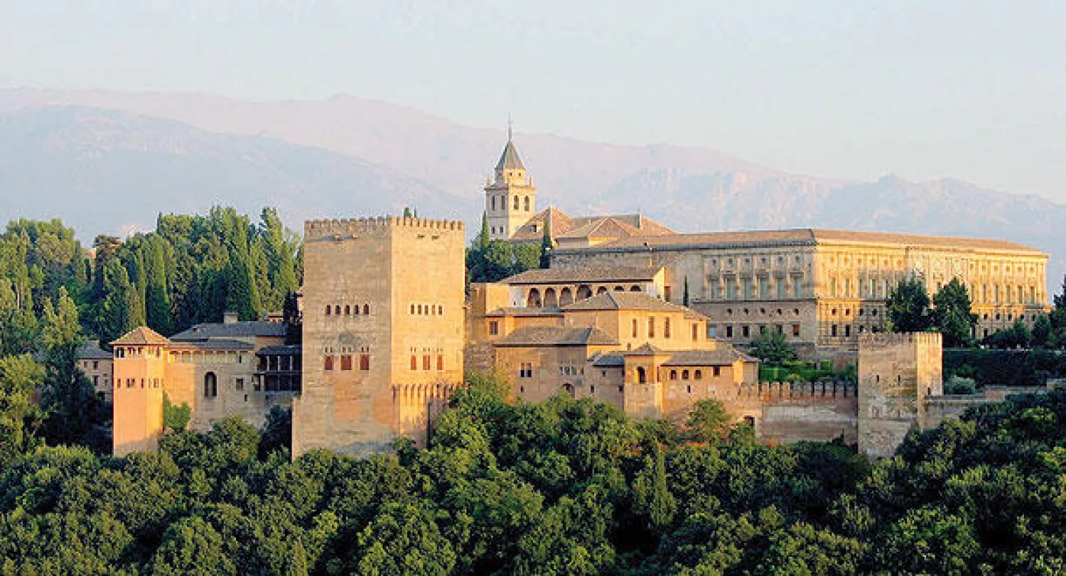 اضطر أبو عبد الله الصغير آخر ملوك غرناطة إلى تسليم القصر  إلى الملكة إيزابيل عام 1492 بعد استسلامه