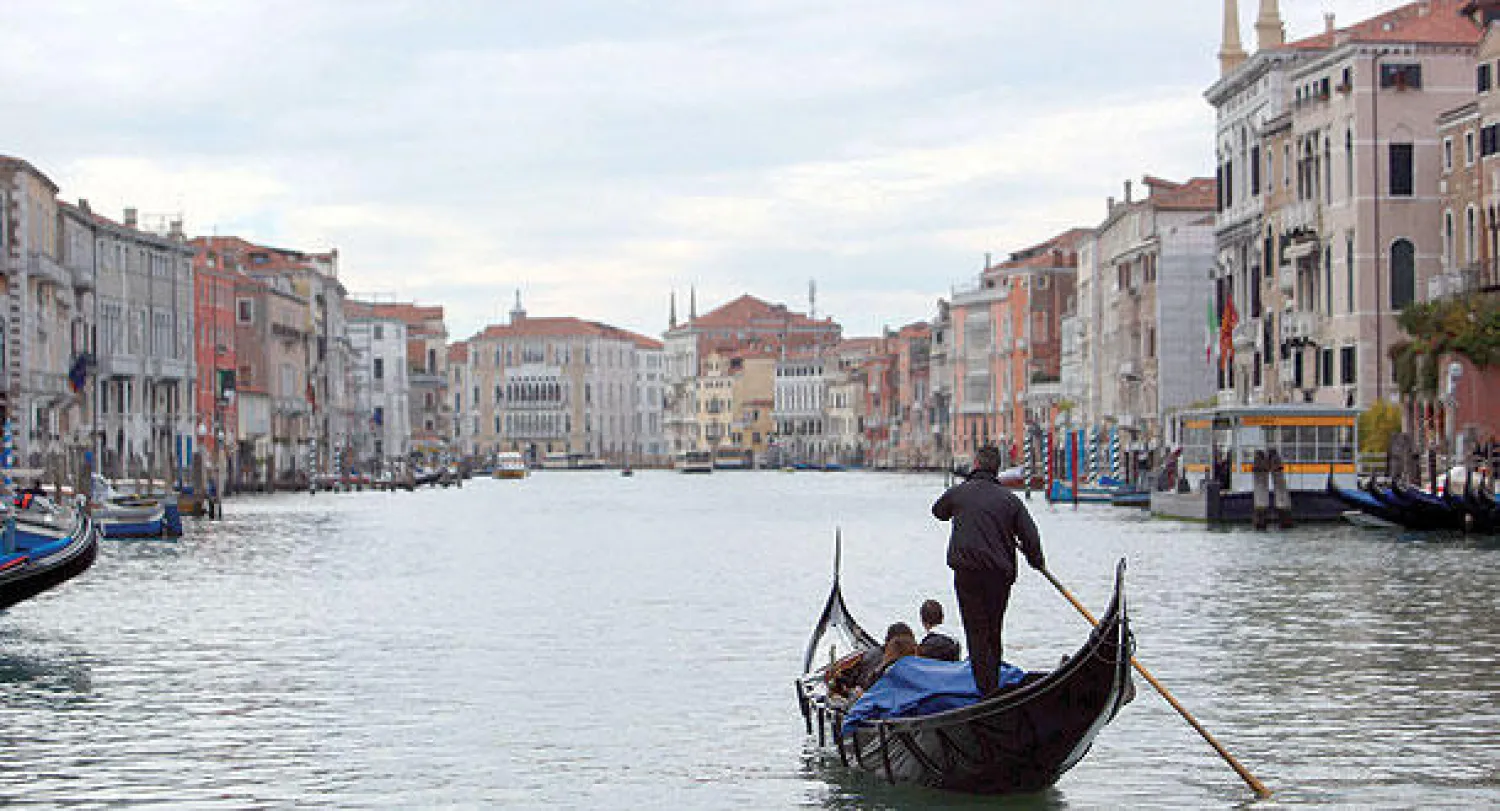 المفوضية الأوروبية حذرت من أن إيطاليا وإسبانيا من بين خمس دول بمنطقة اليورو ستقع في خطر انتهاك قواعد الدين (رويترز)