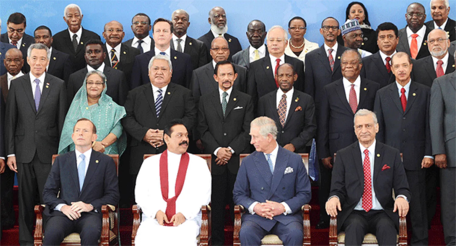 من اليسار رئيس الوزراء الاسترالي توني ابوت والرئيس السريلانكي ماهيندرا راجابسكه والامير البريطاني جارلز وسكرتير رابطة الكومنولث كامنش شارما مع اعضاء الرابطة