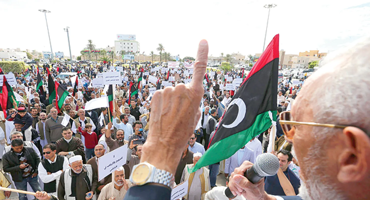 مظاهرات غاضبة في شوارع العاصمة طرابلس تطالب بطرد الميليشيات المسلحة أمس (إ.ب.أ)