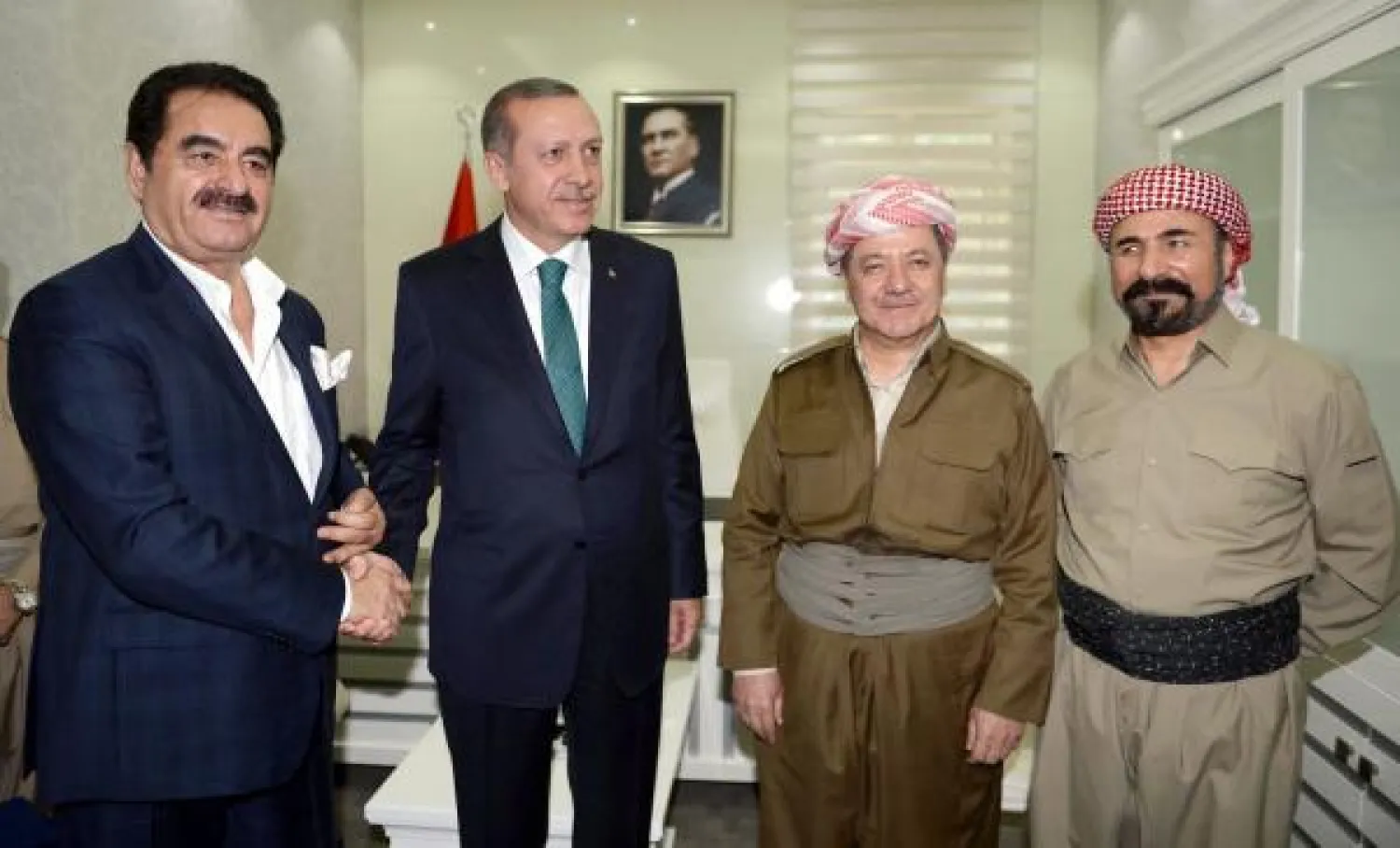 رئيس الوزراء التركي رجب طيب أردوغان ورئيس إقليم كردستان مسعود بارزاني والمغنيان التركي الشهير (من أصل كردي) إبراهيم طاطليسس والكردي شفان برور في ديار بكر أمس (إ.ب.أ)
