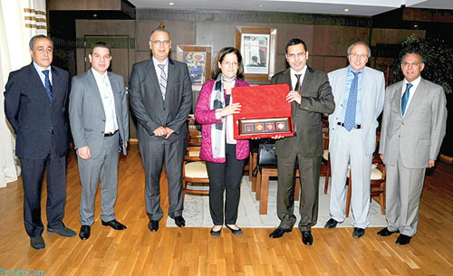 وزير الإعلام المغربي مصطفى الخلفي وقيادات الوزارة لدى استقباله مساء أول من أمس نظيرته البحرينية سميرة رجب («الشرق الأوسط»)