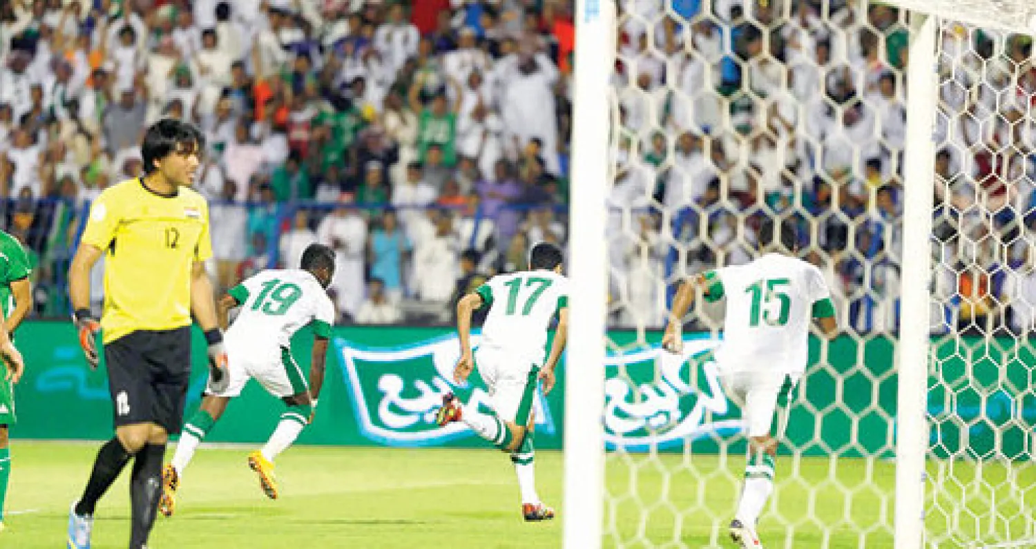 تيسير الجاسم ينطلق فرحا مع زملائه بعد تسجيله الهدف الأول للمنتخب السعودي (تصوير: عيسى الدبيسي)