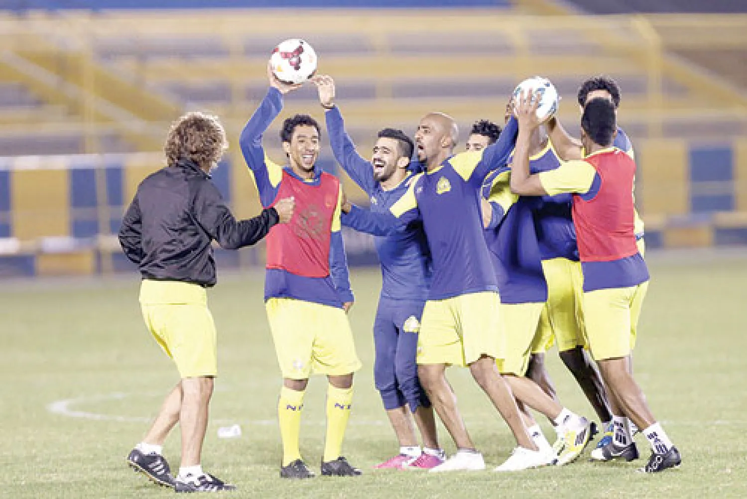 كارينيو شارك في المران الترفيهي مع لاعبي النصر (تصوير: عبد العزيز النومان)
