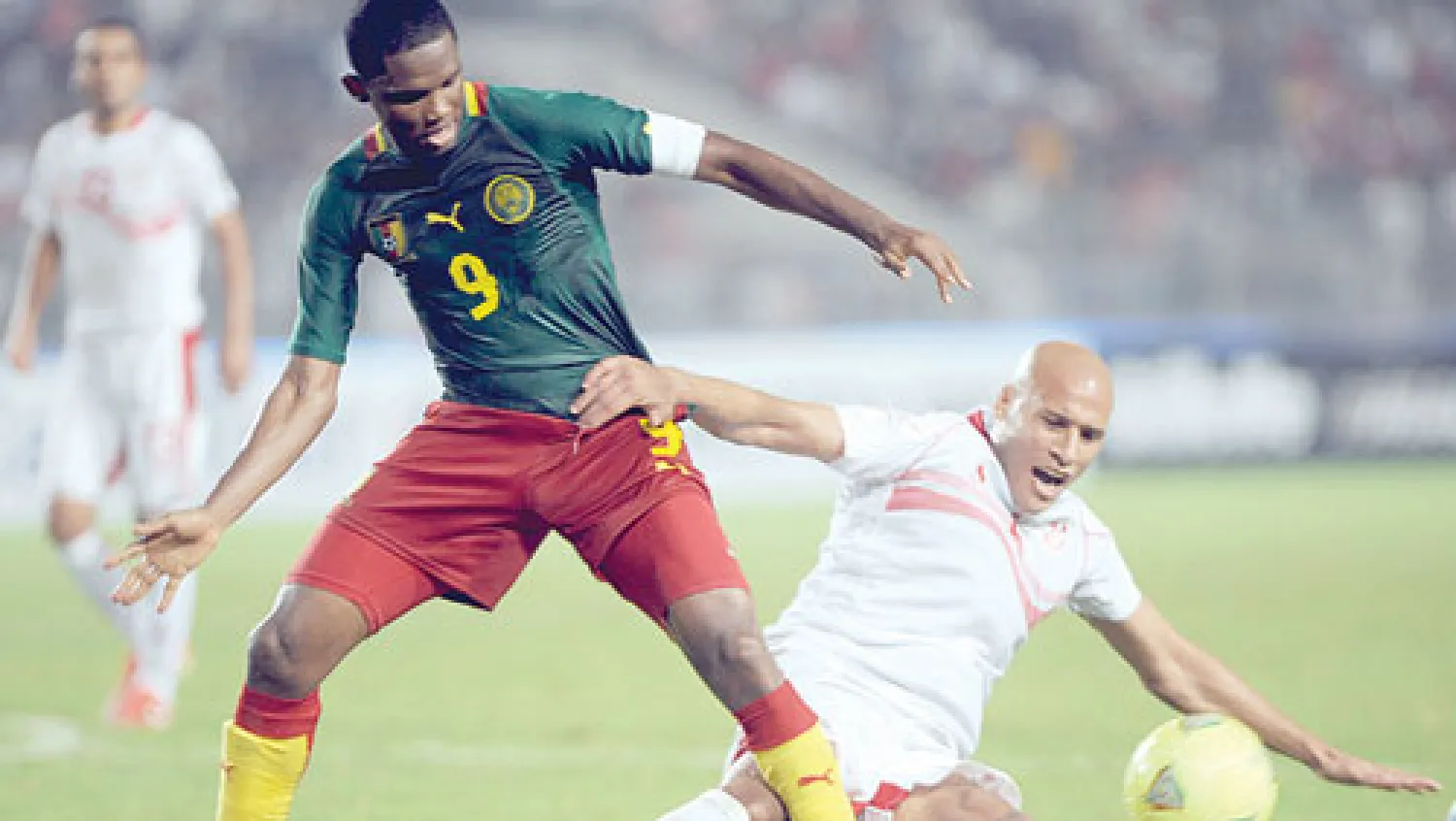 صراع على الكرة بين صامويل ايتو نجم الكاميرون وعلاء الدين لاعب تونس سيتجدد غدا في لقاء الاياب (أ.ف.ب)