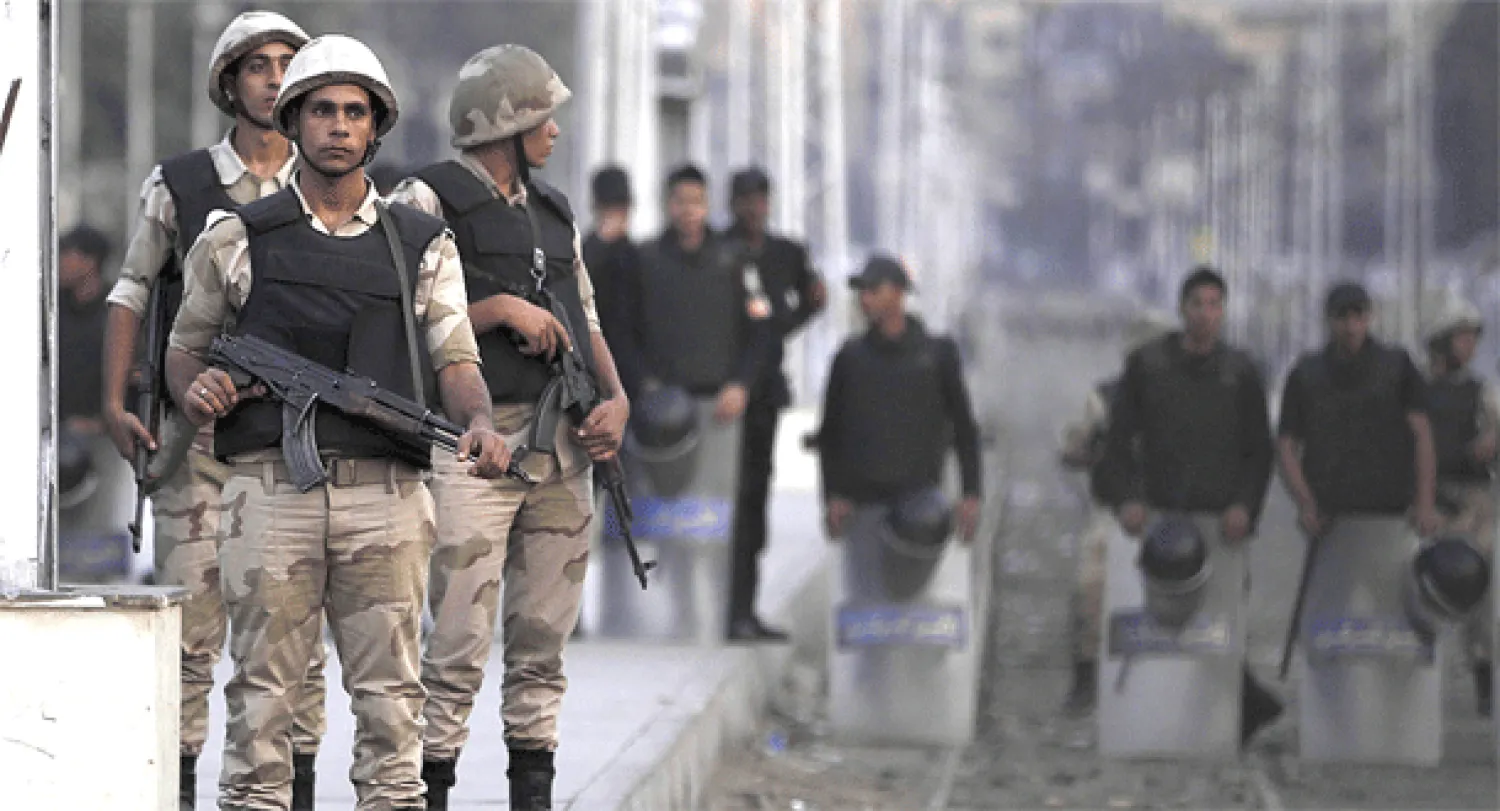 جنود من الجيش المصري أمام قصر الاتحادية أمس