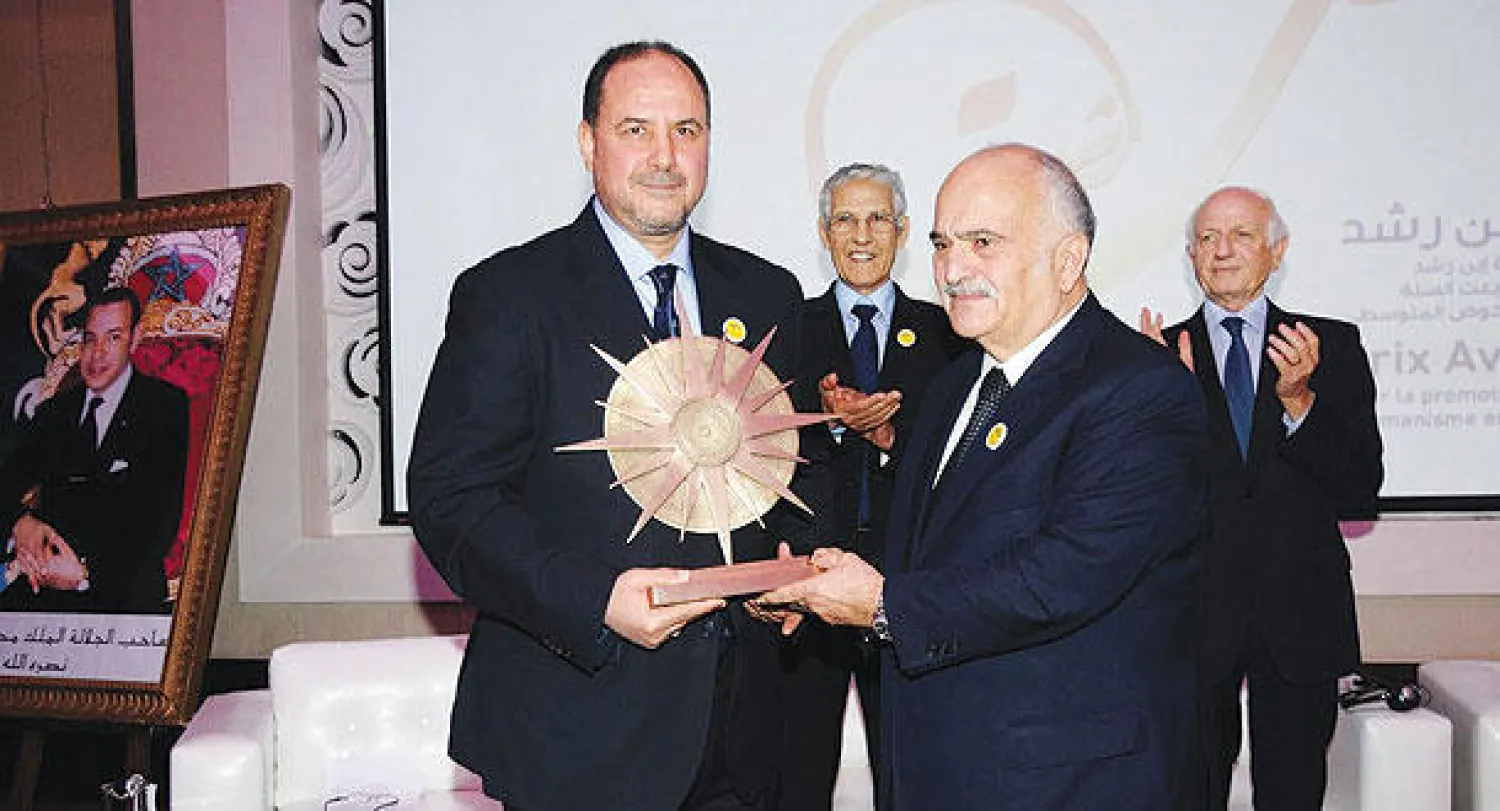 الأمير الحسن بن طلال متسلما جائزة ابن رشد الدولية   من يد أحمد عبادي الأمين العام للرابطة المحمدية لعلماء المغرب