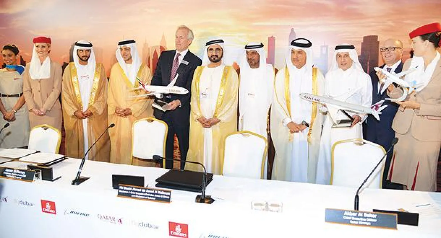 الشيخ محمد بن راشد يتوسط الشيخ حمدان بن محمد، والشيخ منصور بن زايد، وماكنيرني رئيس «بوينغ»، والشيخ أحمد بن سعيد، وعلي العمادي وزير المالية القطري، ورئيس «الخطوط القطرية»  أكبر الباكر، وديفيد جويس رئيس «جنرال إلكتريك» («الشرق الأوسط»)