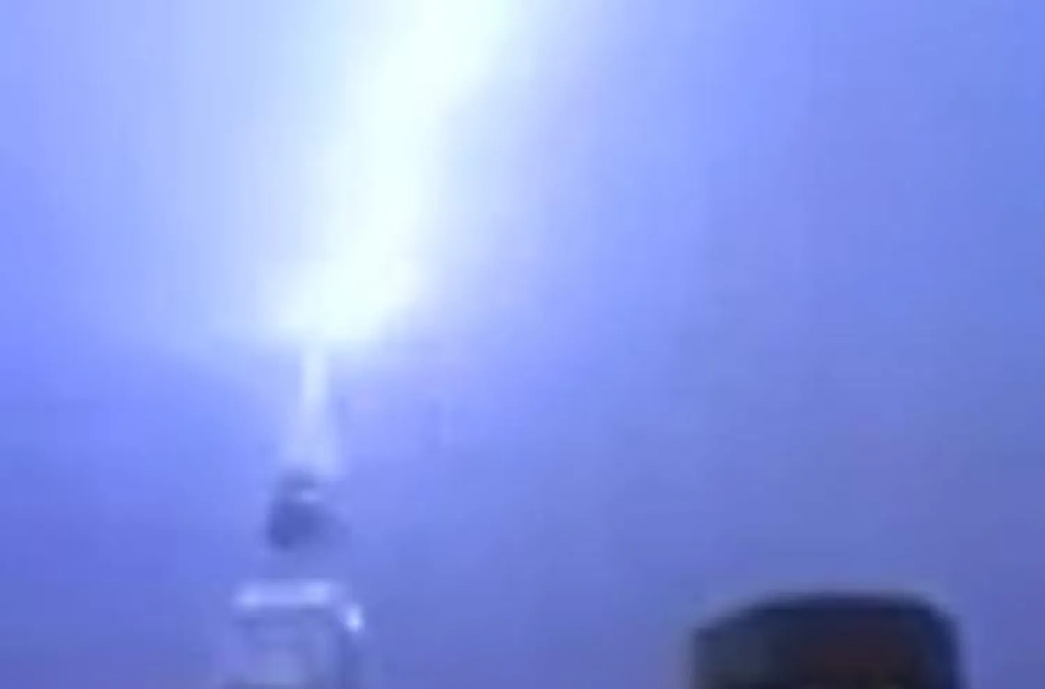 مشهد مقتطع من فيديو تناقلته الشبكات الاجتماعية لحالة صعق برج الفيصلية بالرياض