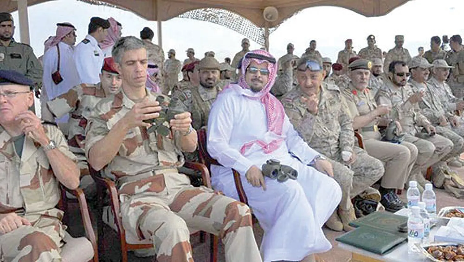 نائب وزير الدفاع السعودي لدى حضوره جانبا من تمرين «الريك 1» في الطائف أمس (واس)