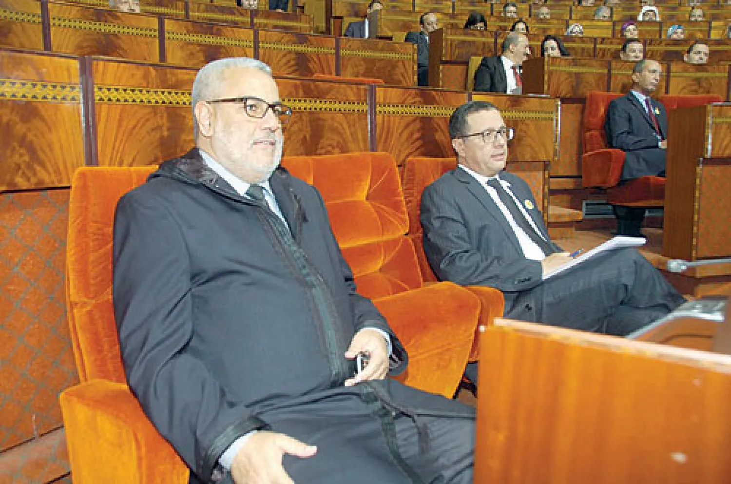 عبد الإله ابن كيران رئيس الحكومة المغربية يتابع مداخلات النواب أمس.. وبدا إلى جانبه محمد بوسعيد وزير المالية (تصوير: مصطفى حبيس)