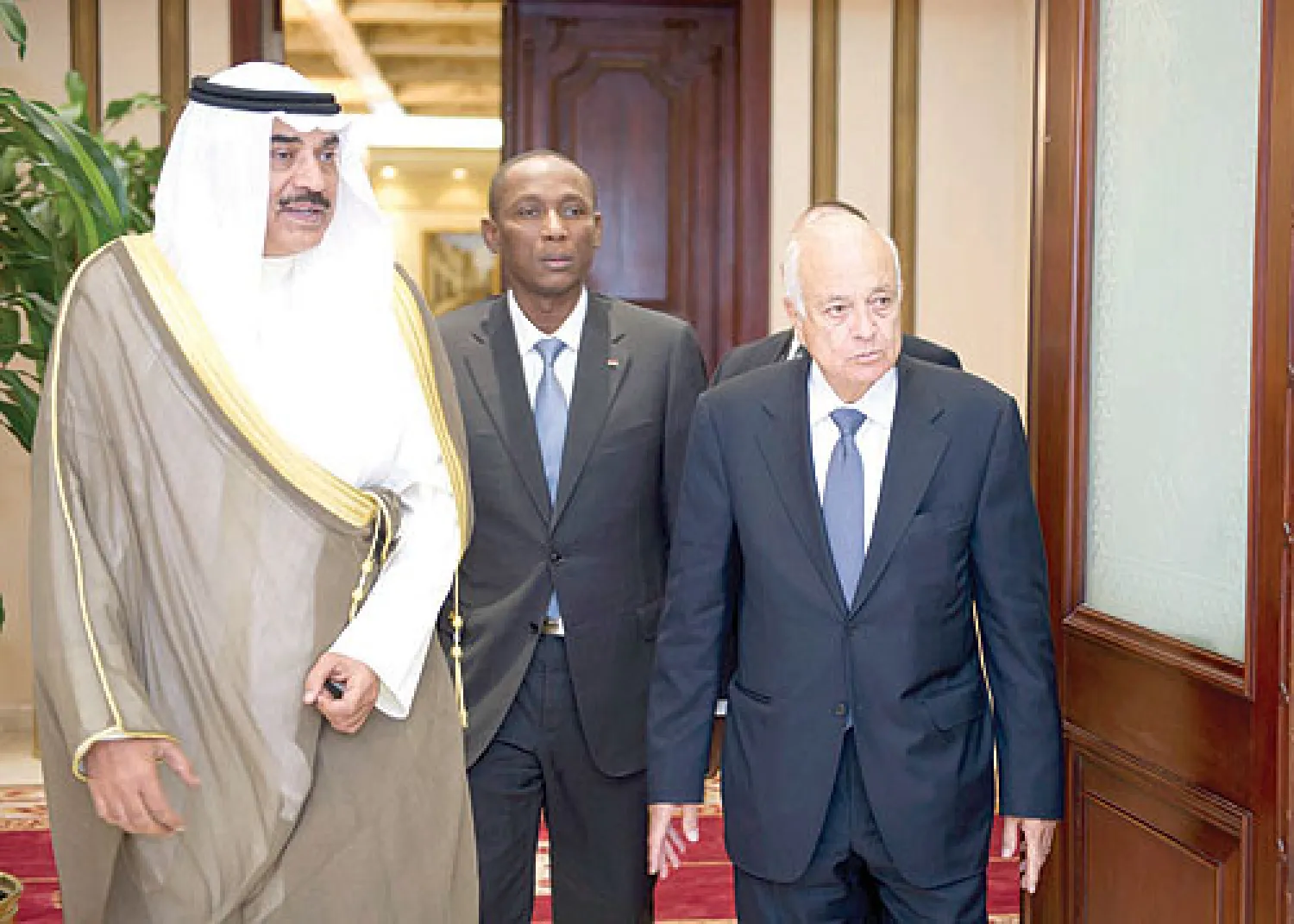 وزير الخارجية الكويتي الشيخ صباح الخالد الصباح والأمين العام للجامعة العربية نبيل العربي ورئيس مكتب الاتحاد الأفريقي جان بابتيست أثناء توجههم أمس للاجتماع الوزاري التحضيري للمؤتمر العربي الأفريقي في الكويت (رويترز)
