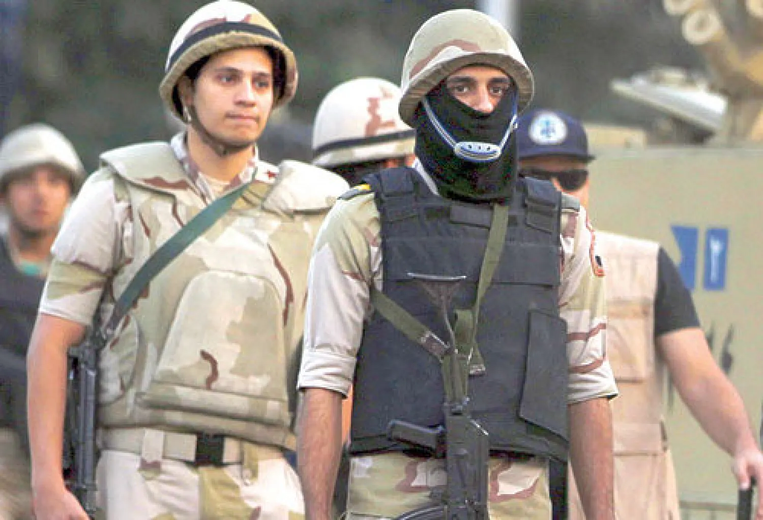 جنود من الجيش أمام قصر الاتحادية في القاهرة أمس (رويترز)