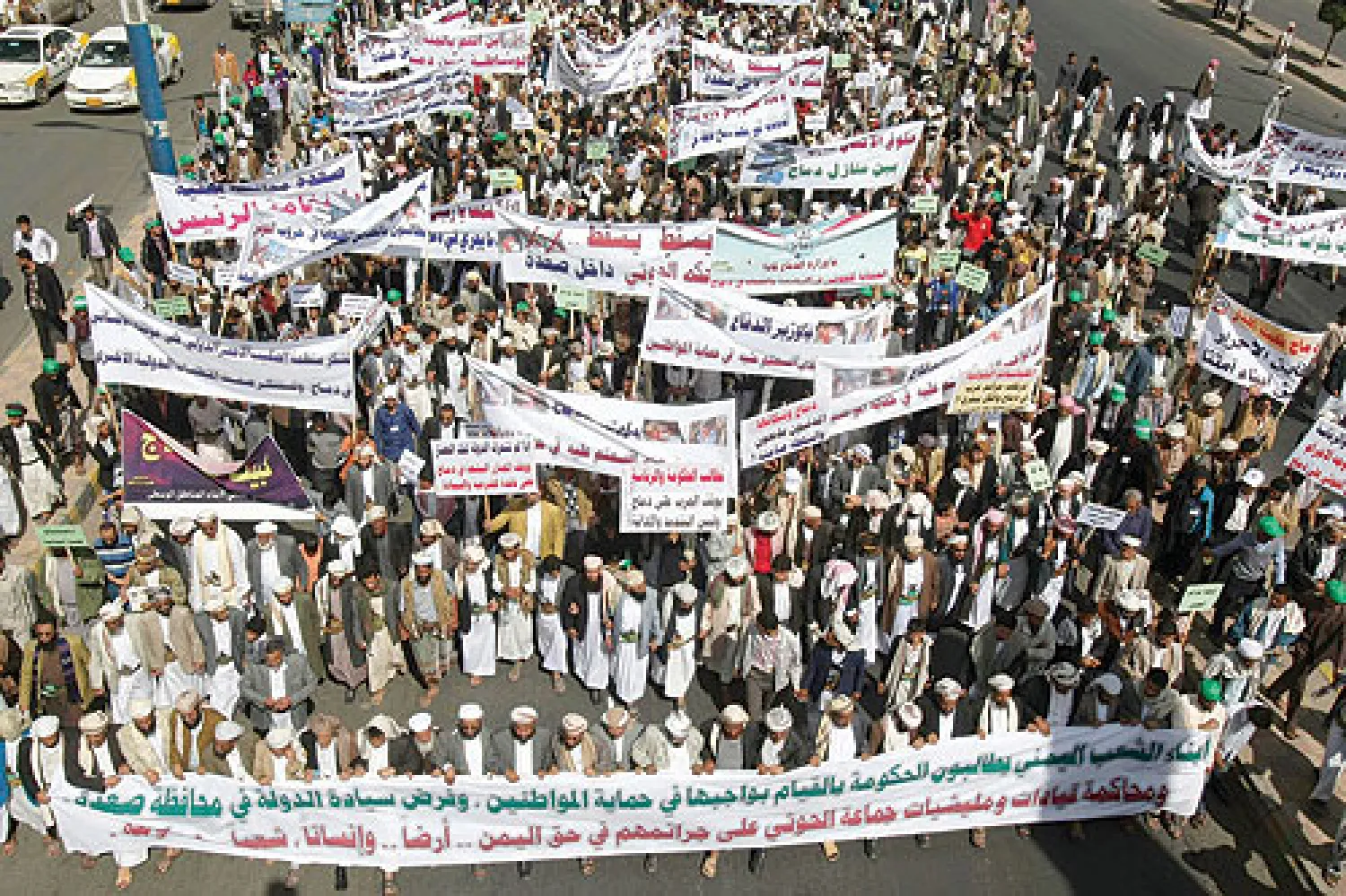 آلاف اليمنيين في مظاهرة تطالب بإنهاء المواجهات الدامية بين الحوثيين والسلفيين في صنعاء أمس (أ.ب)