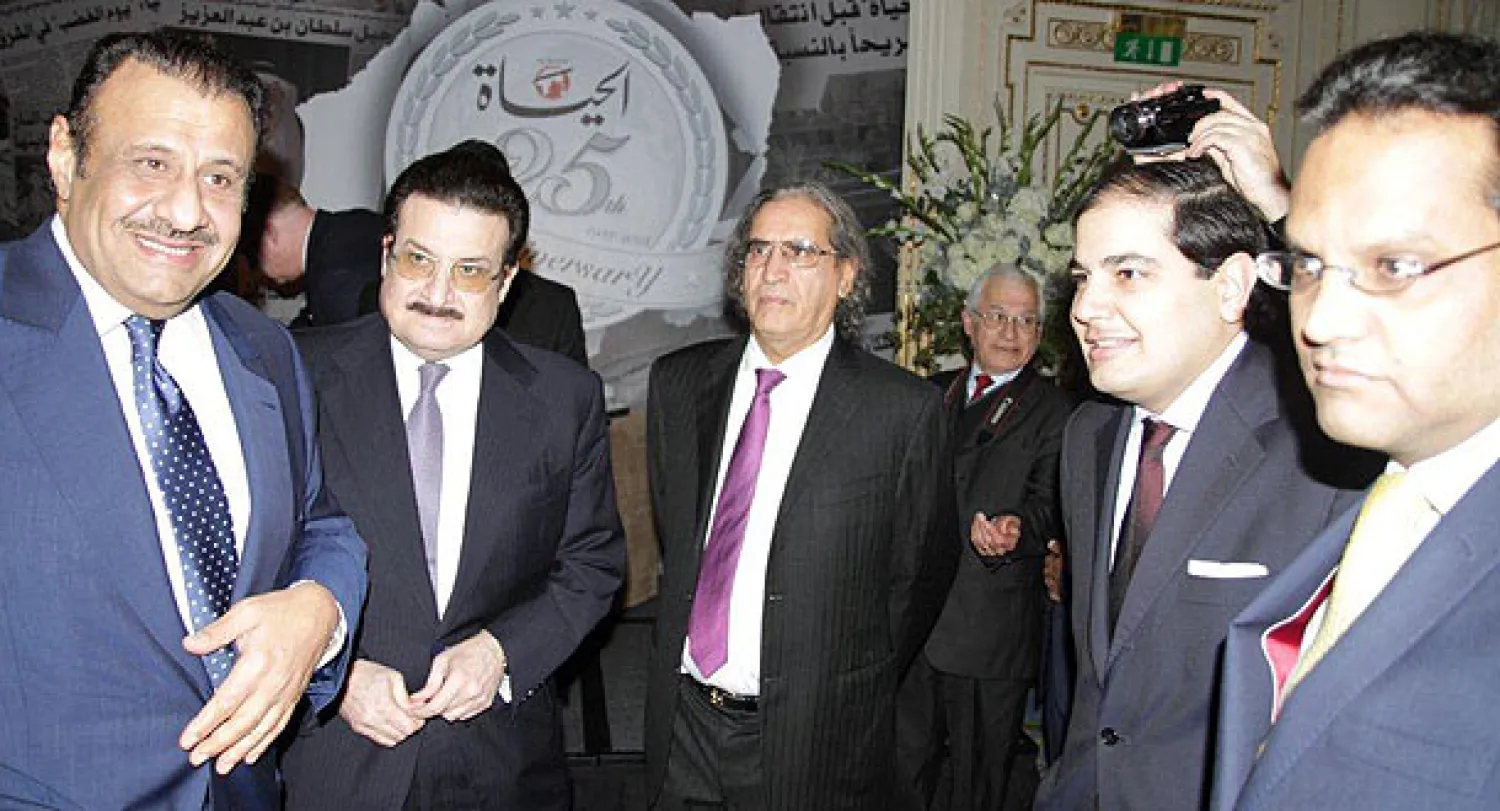 الأمير خالد بن سلطان في لقطة تذكارية مع الأمير محمد بن نواف السفير السعودي في لندن والإعلامي السعودي عثمان العمير ناشر موقع «إيلاف» الإلكتروني ود. عادل الطريفي رئيس تحرير «الشرق الأوسط» وجميل الذيابي رئيس التحرير المساعد في السعودية لجريدة {الحياة} (تصوير: جيمس حنا)  