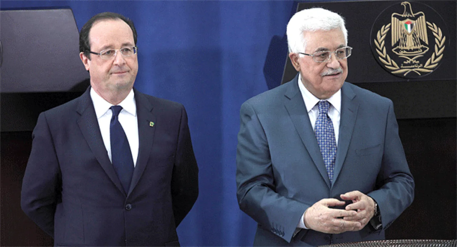 الرئيس الفلسطيني محمود عباس (من اليمين) مع نظيره الهولندي فرانسوا هولاند في اجتماع برام الله