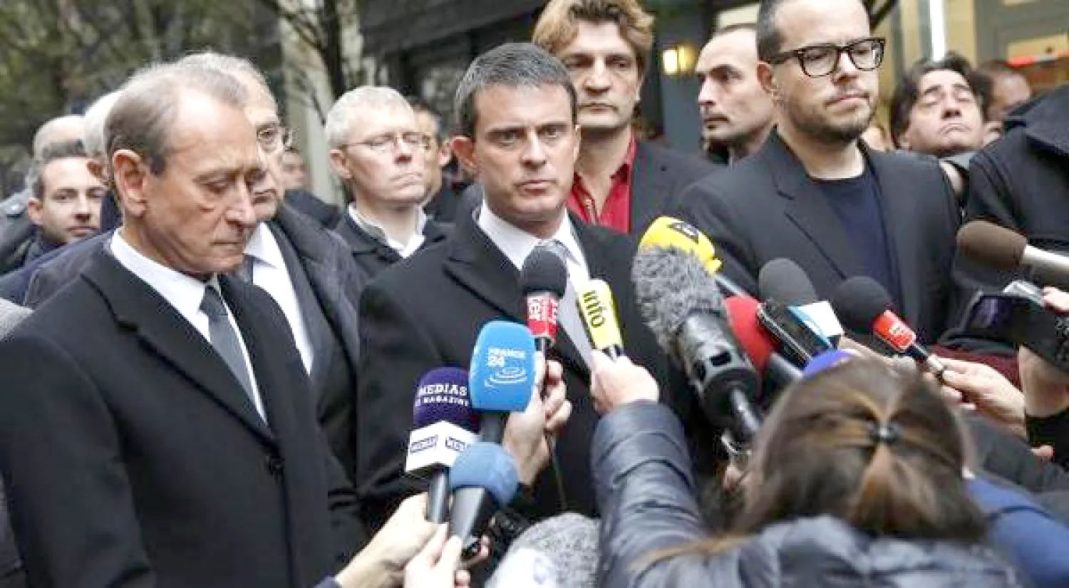 وزير الداخلية الفرنسي أمام الصحيفة بعد وقوع الحادث محاطا بوسائل الإعلام