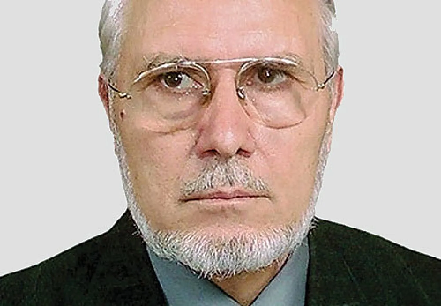 وسط حي الفاتح المحافظ، ذي الأجواء العثمانية في مدينة إسطنبول، يقيم المراقب العام للإخوان المسلمين في سوريا رياض الشقفة، حيث التقته «الشرق الأوسط»، في مكتبه المتواضع هناك، الذي يقع على مقربة من جامع السلطان محمد الفاتح، الذي يذكّر بأمجاد خلافة عثمانية إسلامية، يرنو إليها الإخوان المسلمون، وإن اخت...