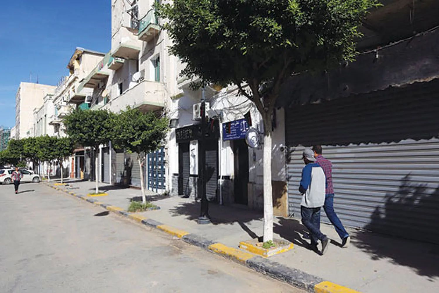 شوارع العاصمة الليبية شبه خاوية أمس تزامنا مع دعوة للإضراب العام احتجاجا على الأحداث الدامية التي شهدتها طرابلس منذ يومين (أ.ف.ب)