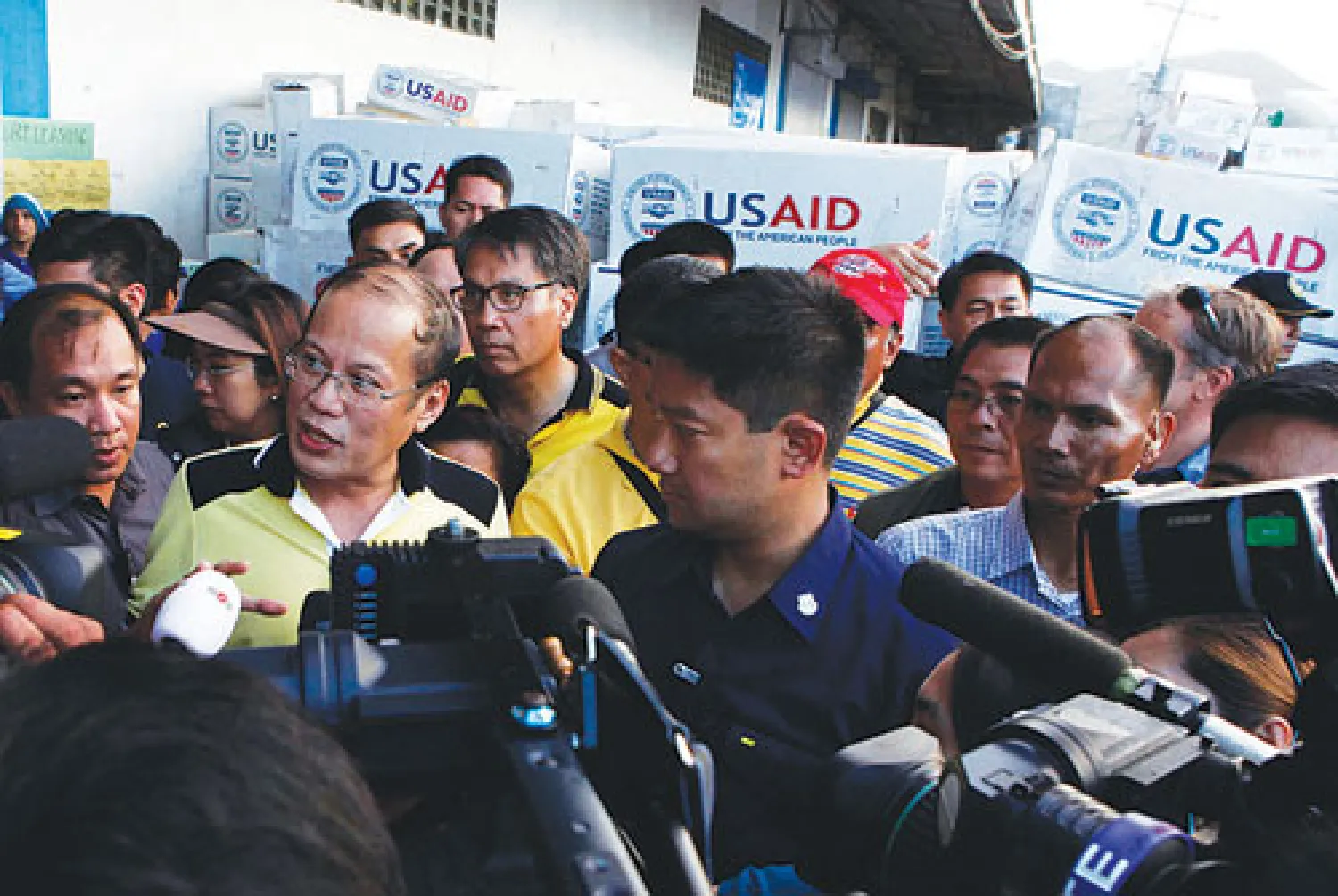 الرئيس الفلبيني بنينو أكينو يجيب عن أسئلة الصحافيين بعد أن تفقد جهود الإغاثة في الأقاليم الشرقية التي دمرها الإعصار «هايان» أمس (رويترز)